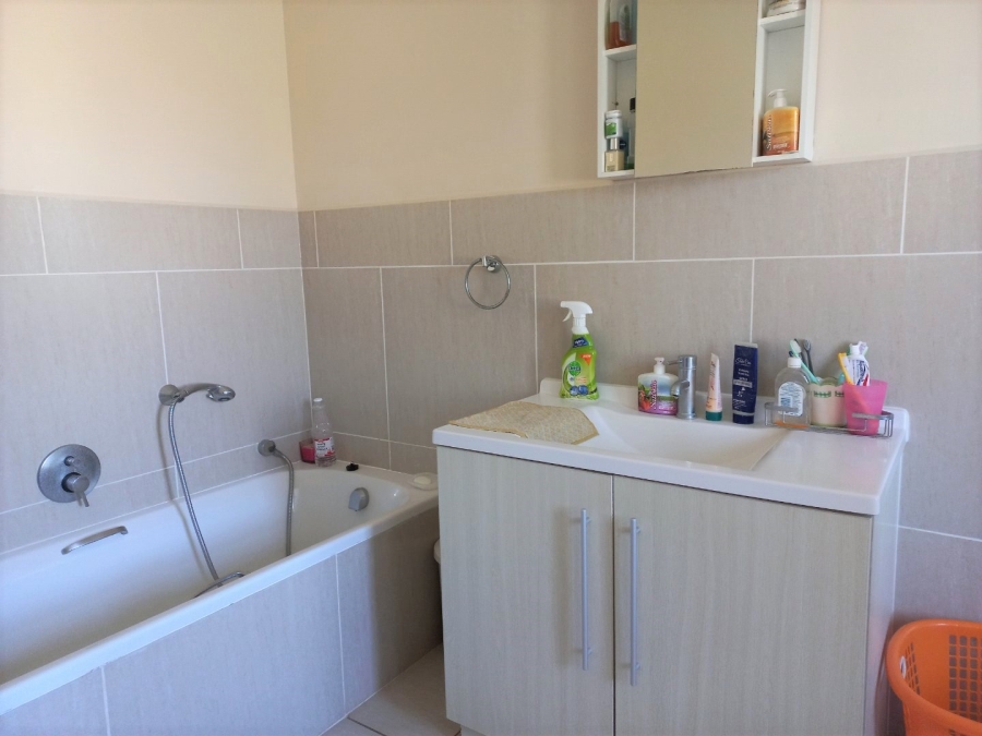 To Let 4 Bedroom Property for Rent in Kidds Beach Eastern Cape